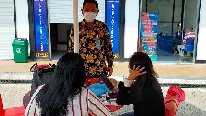 Disamping memudahkan mengurus paspor, pemohon juga dapat bersantai dan bercengkerama