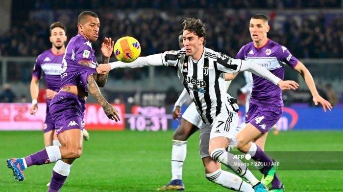 Pemain depan Juventus asal Serbia, Dusan Vlahovic (kanan) ditantang oleh bek Fiorentina asal Brasil Igor Julio dalam pertandingan sepak bola leg pertama semifinal Piala Italia (Coppa Italia) Fiorentina vs Juventus di stadion Artemio-Franchi di Florence pada 2 Maret 2022. Prediksi Skuad Timnas Serbia di Piala Dunia 2022, Dusan Vlahovic dkk Bosan Jadi Tim Kuda Hitam