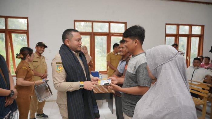 Franc Tumanggor serahkan kunci rumah layak huni