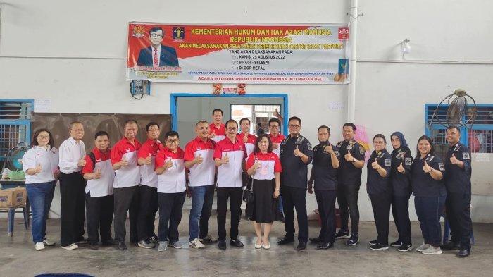 Kegiatan pelayanan paspor kolektif melalui layanan Eazy Passport y