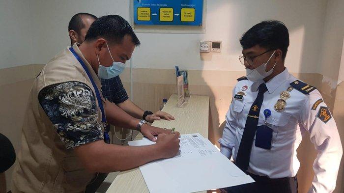 Kepada petugas, SB dan N mengaku berasal dari Lhokseumawe dan berangkat ke Penang untuk wisata