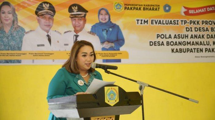Ketua TP PKK Pakpak Bharat bersama tim evaluasi