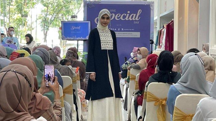 Model mengenakan koleksi dari shafira
