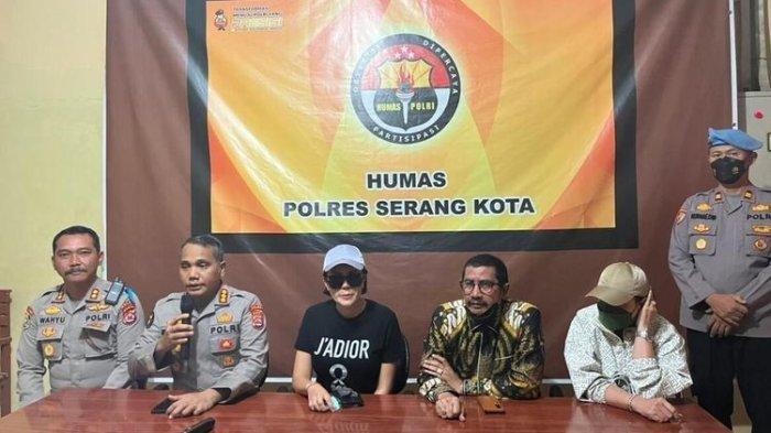 Setelah Dikepung Sejumlah Polisi Selama 9 Jam, Akhirnya Nikita Mirzani Datangi Polres Serang Kota - Tribun-medan.com