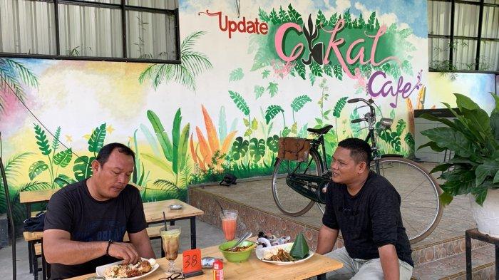 Pengunjung berada di Update Cikal Cafe