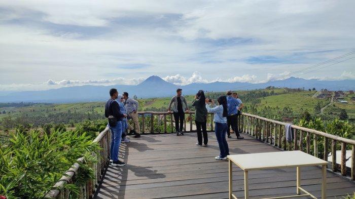 Pengunjung menikmati suasana dan pemandangan Siosar