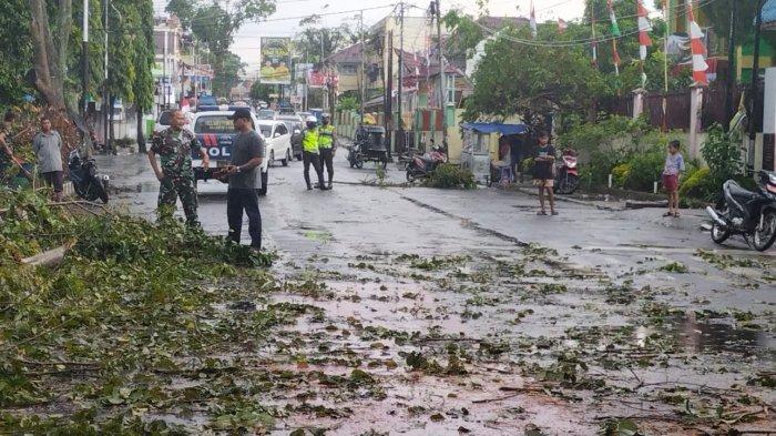 Pohon Tumbang Siantar akibat angin kencang