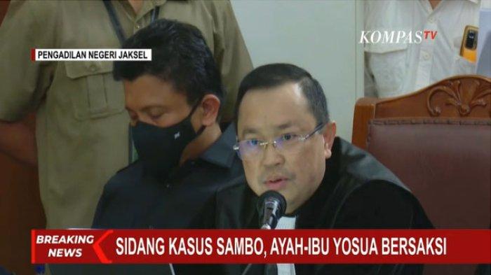 Samuel Hutabarat emosi mendengar pertanyaan Arman Hanis, pengacara Ferdy Sambo. Pertanyaan neyeleneh Arman Hanis ini pun mendapatkan sorakan