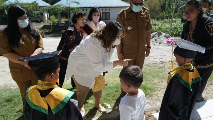 Siswa PAUD Pakpak Bharat dan Ketua TP PKK