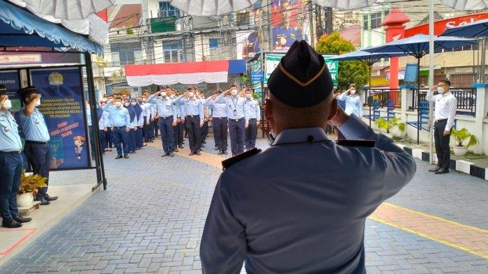 i Apel pagi yang diadakan di halaman kantor Imigrasi Polonia,