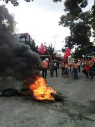 Tolak Kenaikan Harga BBM, Mahasiswa USI Bakar Ban di Jalan