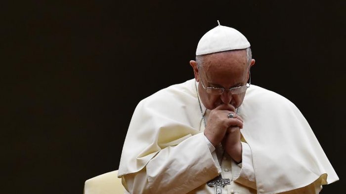 Pemimpin gereja Katolik sedunia, Paus Fransiskus berdoa.