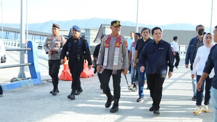 Kapolres Samosir AKBP Josua Tampubolon SH MH menyambut kedatangan Menteri BUMN Erik Thohir di Dermaga Ihan Batak Ambarita dalam rangkaian upacara adat “Mangain Anak, Marhorja Bius dan Konser Musiki di Halaman Hotel Lopo Inn Desa Tomok Kecamatan Simanindo Kabupaten Samosir, Sabtu (26/11/2022).