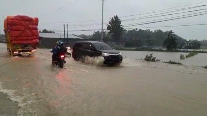 Air setinggi 30 cm di Jalan Nasional Blora- Cepu Km 09