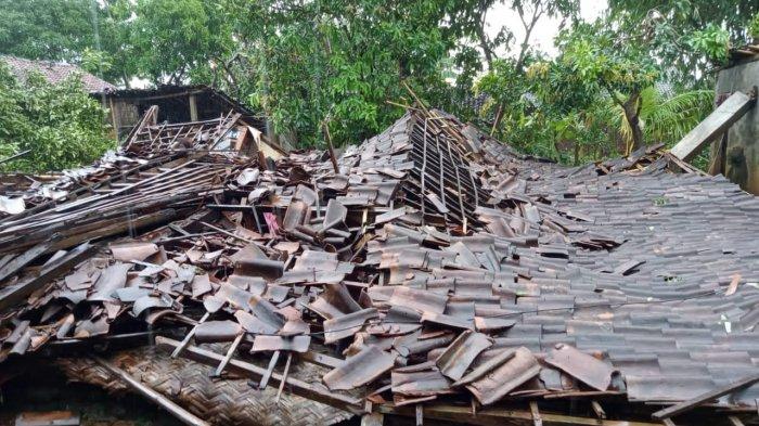 Dampak angin puting beliung di wilayah Kecamatan Tayu (1)
