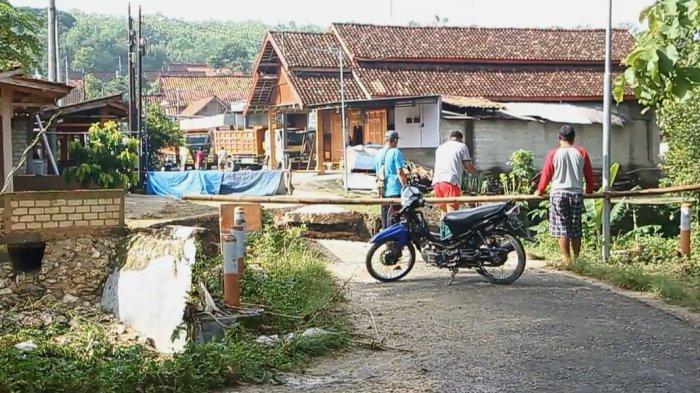 Jembatan penghubung Kecamatan Bogorejo dan Jepon putus akibat longsor (3)