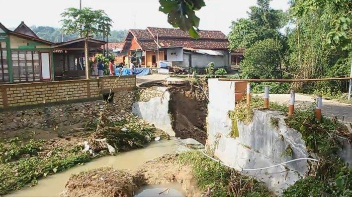 Jembatan penghubung dua kecamatan bogorejo dan kecamatan Jepon putus akibat longsor (2)