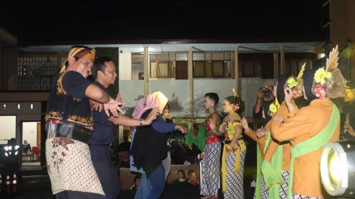 Para pejabat Blora saat tampil melakoni peran dalam pertunjukan Ketoprak Milenial