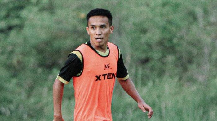 Finno Andrianas saat memakai jersey tim Semen Padang FC.