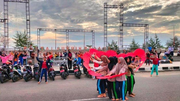 Sejumlah murid SMP tengah berlatih tari. Mereka akan menampilkan sejumlah tarian khas dari berbagai daerah saat pawai budaya nusantara pada Rakernas Apeksi ke XV atau Rakernas Apeksi 2022, Jumat (5/8/2022).
