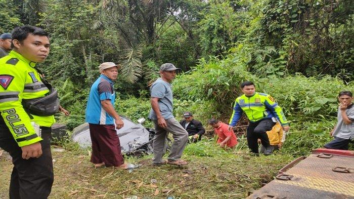 Anggota Satlantas Polres Mura (Musi Rawas) Polda Sumsel bersama warga