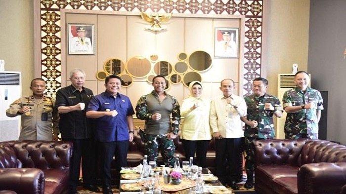 Berfoto bersama, Gubernur Sumsel H Herman Deru mendampingi Panglima TNI Jenderal Andika Perkasa