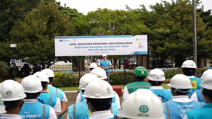 EVP Komunikasi Korporat dan CSR PLN Agung Murdifi, melakukan apel kesiapan personil