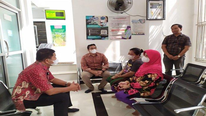 General Manager PT PLN UIWS2JB Bambang Dwiyanto berdialog dengan keluarga pasien