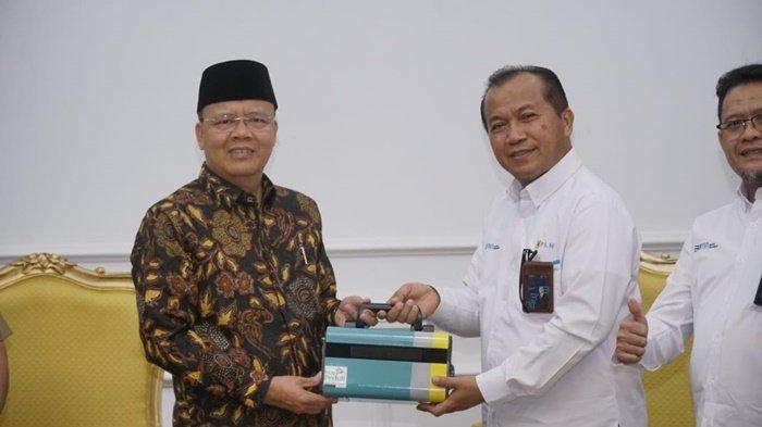 General Manager UID S2JB Amris Adnan menyerahkan bantuan ke Gubernur Bengkulu Rohidin Mersya