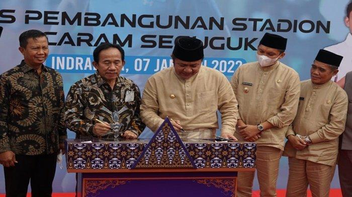 Gubernur Sumsel H Herman Deru menandatangani prasasti Stadioan Caram Seguguk Tanjung