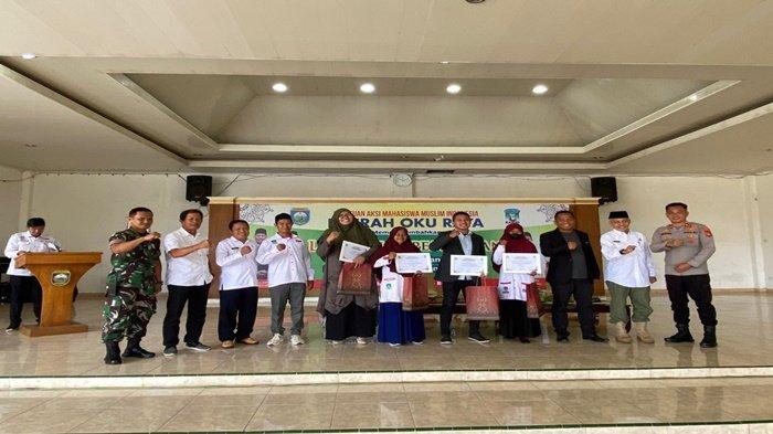 Kabag Ops Kompol Liswan Nurhafis SH berfoto bersama usai memberikan piagam penghargaan