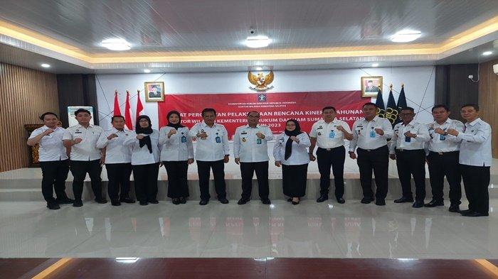 Kakanwil Kemenkumham Sumsel Ilham Djaya dan Divisi Pemasyarakatan berfoto