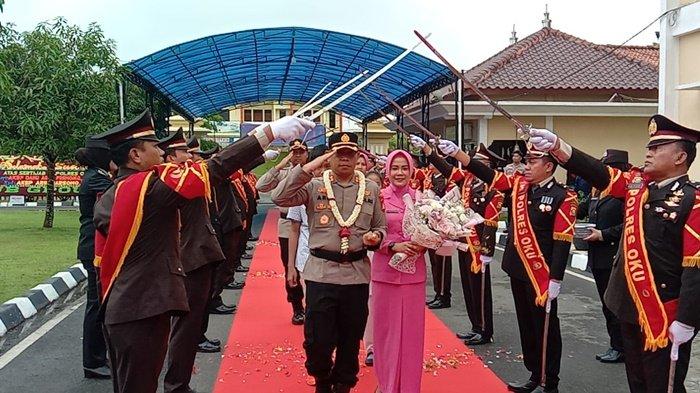 Kapolres OKU Polda Sumsel AKBP Arif Harsono SIk MH dan Indi Arif memasuki Mapolres OKU