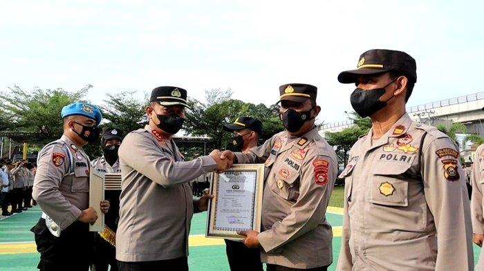 Kapolrestabes Palembang Kombes Pol Mokhamad Ngajib memberikan apresiasi kepada anggota