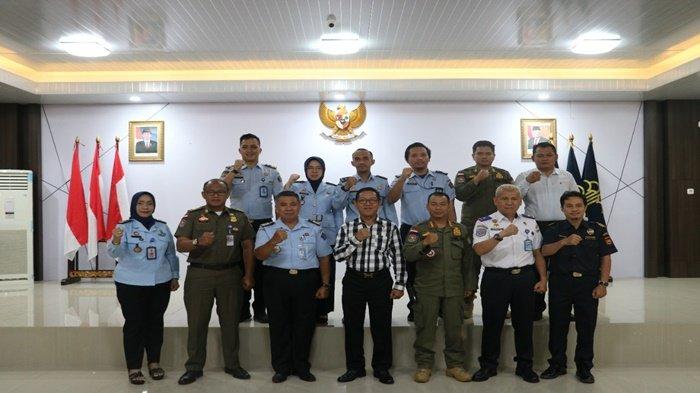 Kepala Divisi Pelayanan Hukum dan HAM Parsaoran Simaibang foto bersama