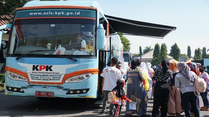 Masyarakat antusias ikuti roadshow bus antikorupsi KPK