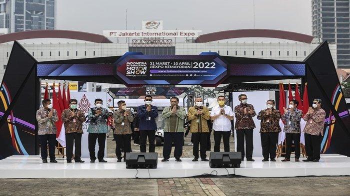 Menteri Koordinator Bidang Perekonomian H Airlangga Hartarto membukaan gelar IIMS