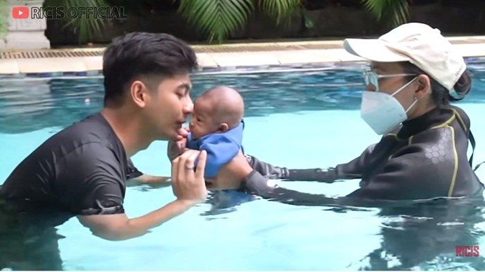 Moana berenang foto