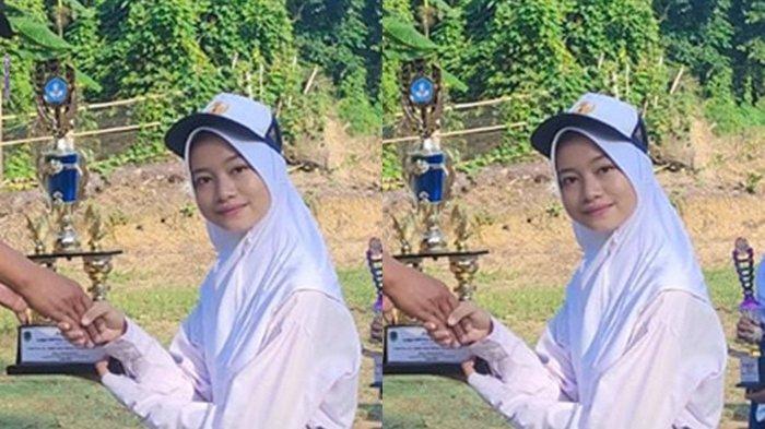 Nur Alif Febi Narti sedang menerima piala FLS2N cabang tari tradisional kreasi 2021 g