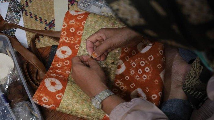 PLN UP3 Ogan Ilir mempraktikan kegiatan pelatihan menjahit lanjutan,