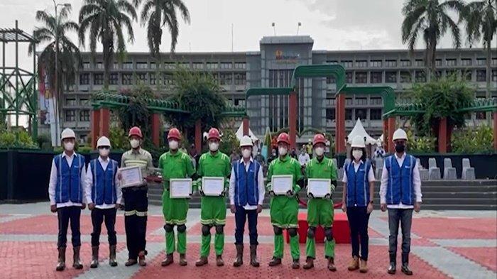 Petugas Keselamatan dan Kesehatan Kerja (K3) PT Bukit Asam Tbk (PTBA) berfoto bersama
