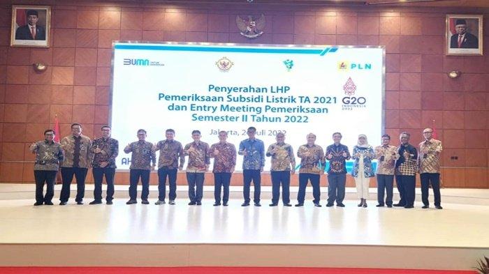Pimpinan VII BPK Hendra Susanto berfoto bersama Dirut PLN Darmawan