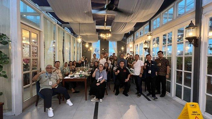 Presiden IMA Chapter Palembang Marzuki berfoto bersama usai ngopi sore