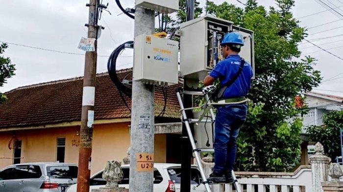 Salah satu petugas PLN melakukan pengecekan jaringan listrik dan layanan konektivitas
