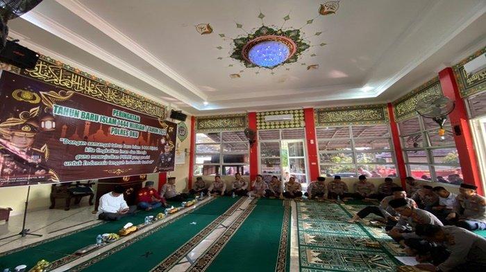 Suasana anggota Polres OKU menggelar doa bersama untuk memperingati Tahun Baru Islam 1444 Hijriah