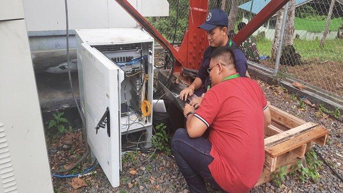 Tampak dua orang karyawan Telkomsel menghadirkan jaringan 4G/LTE