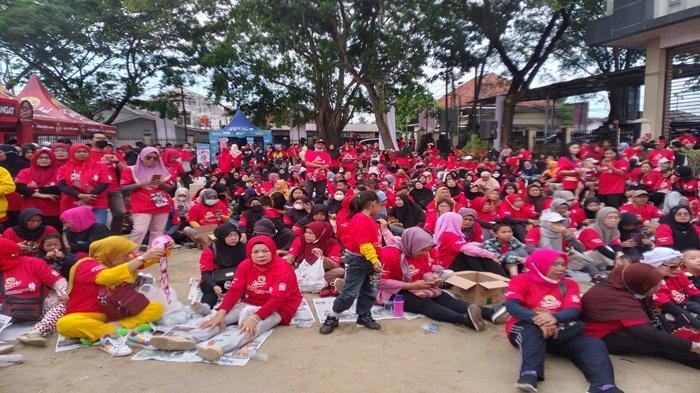 Tampak warga Kecamatan Ilir Barat yang mengikuti Jalan sehat