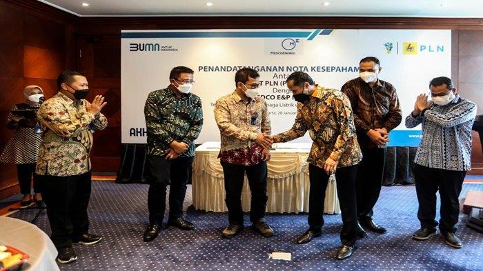 Usai penandatanganan nota kesepahaman antara General Manager PLN UIW S2JB Bambang Dwiyanto