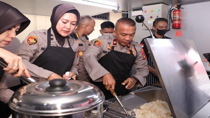 Wakapolda Sumsel Brigjen Pol Rudi Setiawan meninjau kendaraan dapur lapangan