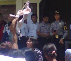Ibu-ibu Pamer Kutang di Depan Kantor Timsel Lubuklinggau
